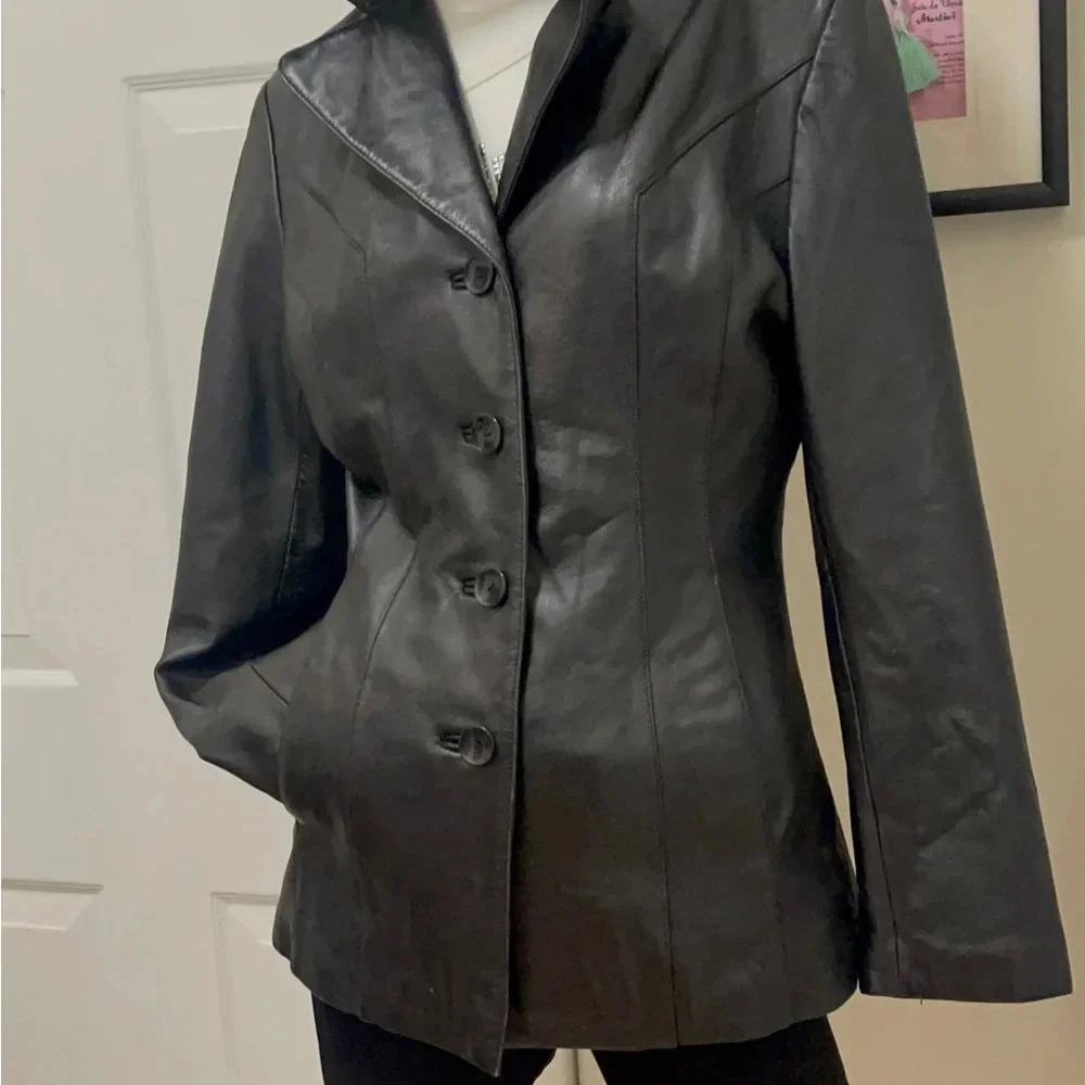 Wilson's leather 100% leather jacket is soft and shiny. Beautiful design - Picture 3 of 16